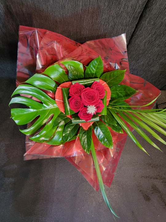 MAGNIFICENT 6 X RED ROSE BOUQUET WITH DIAMANTE BROOCH FINISH